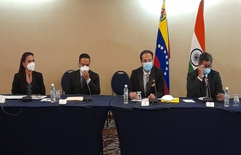 Ambassador Abhishek Singh chairing a session at the Business event in Caracas on Oil & Gas sector with participation from KP Babu, Country Head ONGC Videsh Limited and Naylin Tata, Country representative of Reliance Industry Limited.